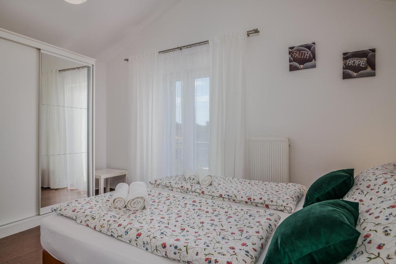 Apartment Marina Malinska Eksteriør billede